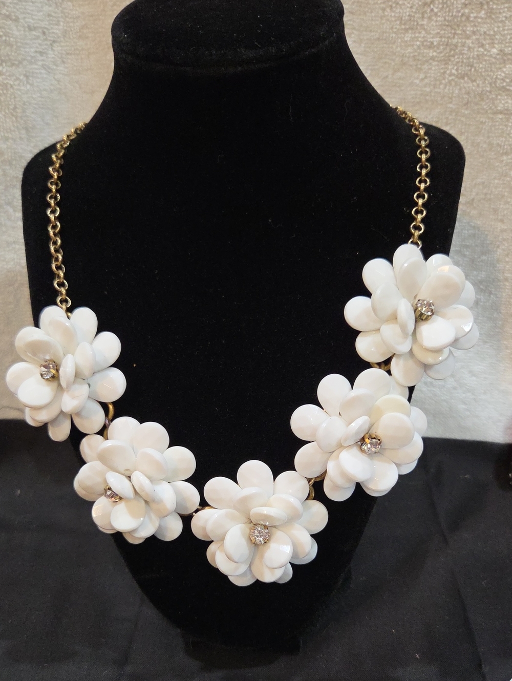 J. CREW ICONIC WHITE FLORAL NECKLACE